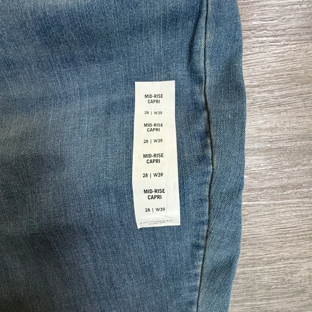 Signature Levi Strauss Gold Label Womens Mid Rise Capri Jeans Blue 28 W39 NEW